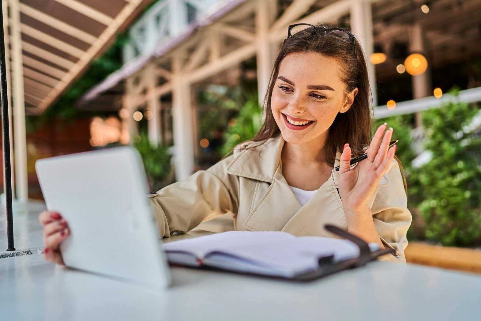 Tablet mostrando interfaz de gestión de turnos