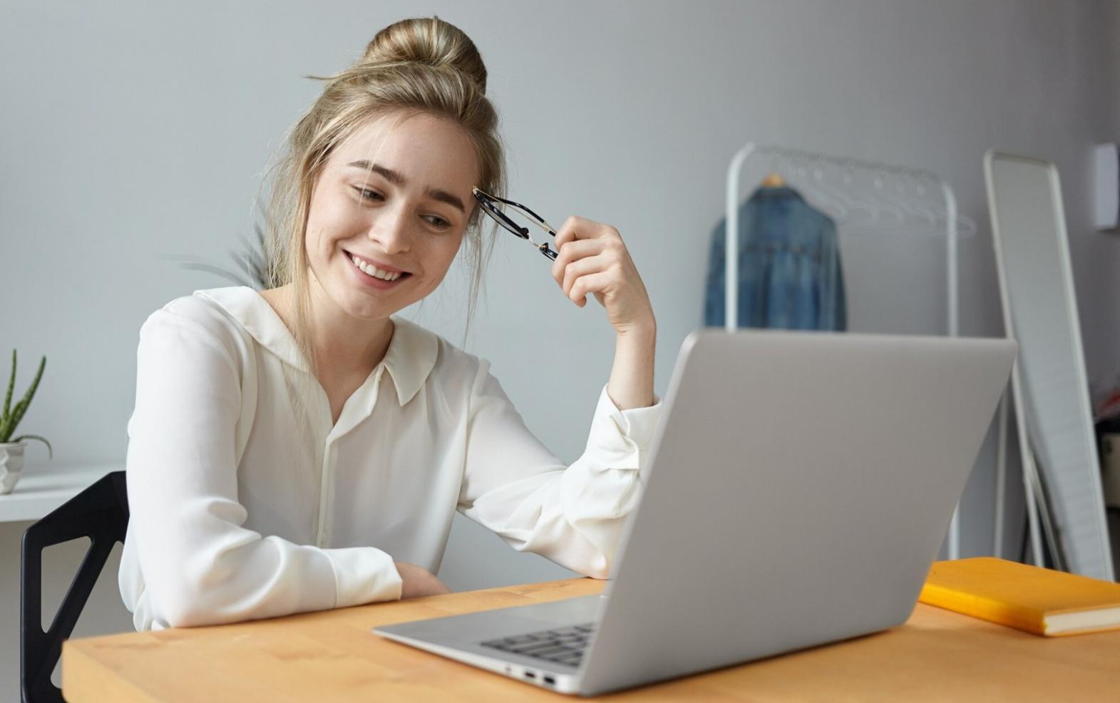 Equipo colaborando en reunión informal